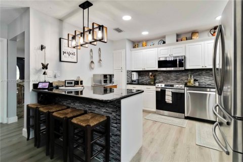 House in Plantation, Florida 4 bedrooms, 219.06 sq.m. № 1798906 - photo 7