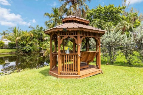 House in Plantation, Florida 4 bedrooms, 219.06 sq.m. № 1798906 - photo 15