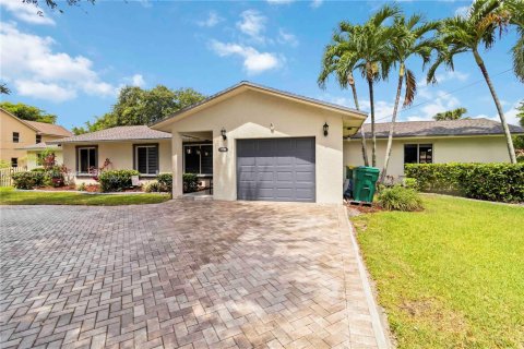 House in Plantation, Florida 4 bedrooms, 219.06 sq.m. № 1798906 - photo 3