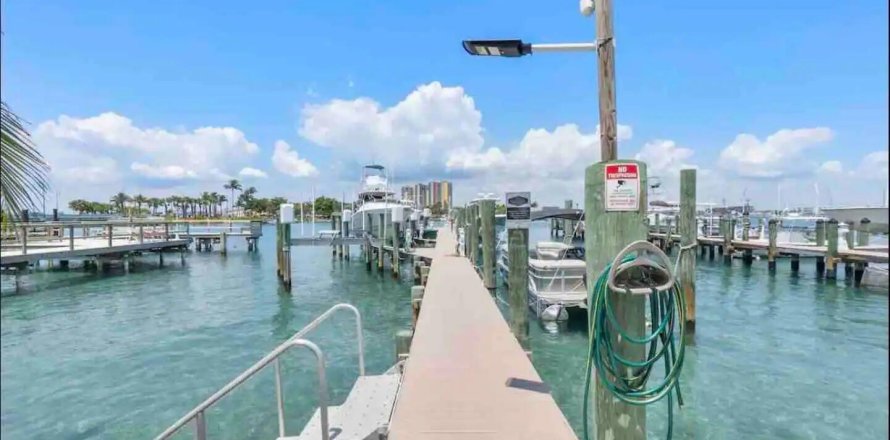 Condominio en Riviera Beach, Florida, 2 dormitorios № 888500