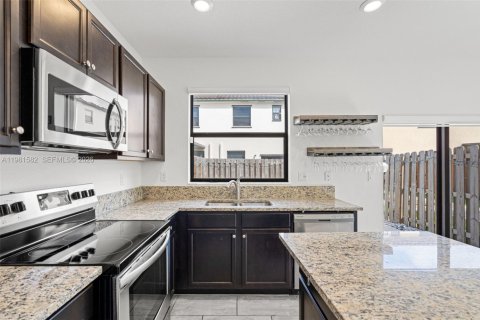 Touwnhouse à louer à Homestead, Floride: 3 chambres, 123.19 m2 № 2043168 - photo 18