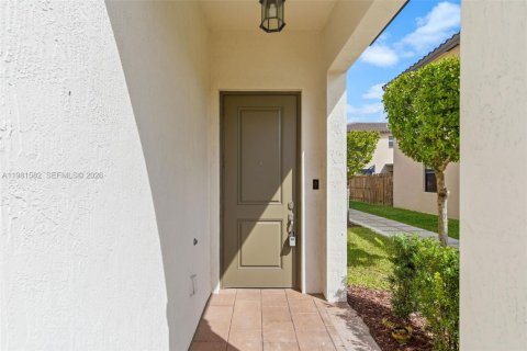 Touwnhouse à louer à Homestead, Floride: 3 chambres, 123.19 m2 № 2043168 - photo 3