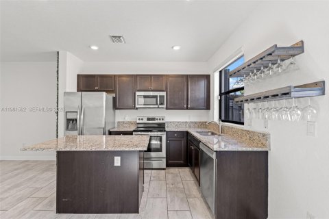 Touwnhouse à louer à Homestead, Floride: 3 chambres, 123.19 m2 № 2043168 - photo 13