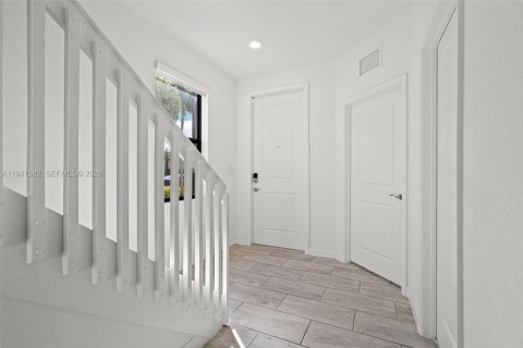 Touwnhouse à louer à Homestead, Floride: 3 chambres, 123.19 m2 № 2043168 - photo 6