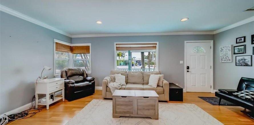 House in Redington Shores, Florida 2 bedrooms, 82.5 sq.m. № 1680209