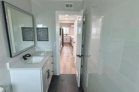 Condo in Sarasota, Florida, 1 bedroom № 2100020 - photo 13