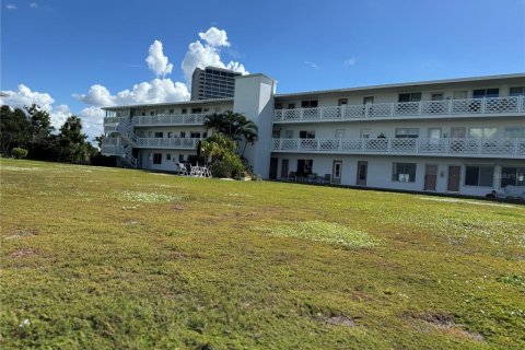 Condo in Sarasota, Florida, 1 bedroom № 2100020 - photo 2