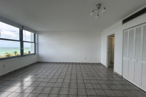 Condo in Miami Beach, Florida № 1927491 - photo 5