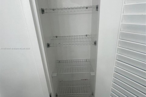 Condo in Miami Beach, Florida № 1927491 - photo 10