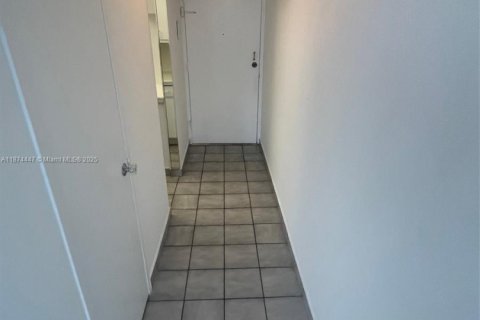 Condo in Miami Beach, Florida № 1927491 - photo 9