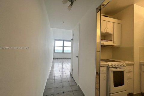 Condo in Miami Beach, Florida № 1927491 - photo 8