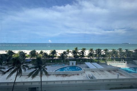 Condo in Miami Beach, Florida № 1927491 - photo 2