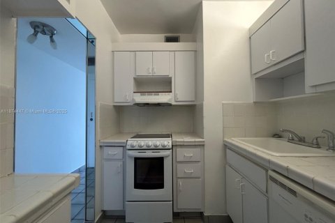Condo in Miami Beach, Florida № 1927491 - photo 13
