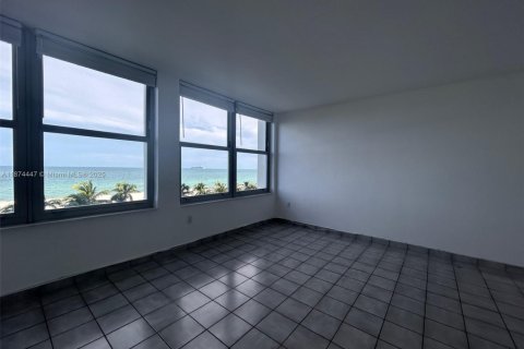 Condo in Miami Beach, Florida № 1927491 - photo 17