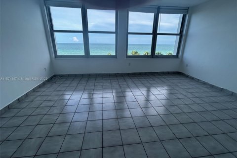 Condo in Miami Beach, Florida № 1927491 - photo 4