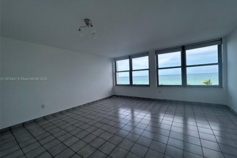 Condo in Miami Beach, Florida № 1927491 - photo 14