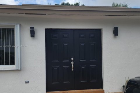 Villa ou maison à louer à Miami, Floride: 3 chambres, 139.35 m2 № 1832319 - photo 3