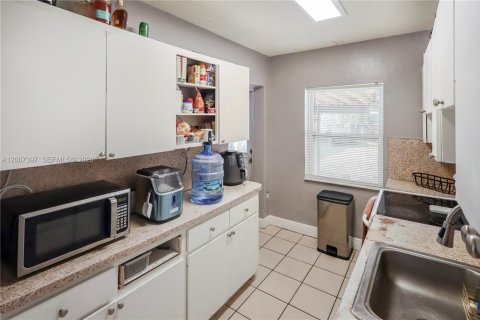 Villa ou maison à vendre à Hialeah, Floride: 3 chambres, 89.19 m2 № 2074377 - photo 13