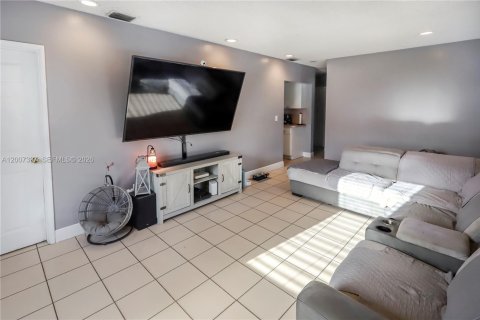 Villa ou maison à vendre à Hialeah, Floride: 3 chambres, 89.19 m2 № 2074377 - photo 2