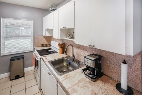Villa ou maison à vendre à Hialeah, Floride: 3 chambres, 89.19 m2 № 2074377 - photo 14