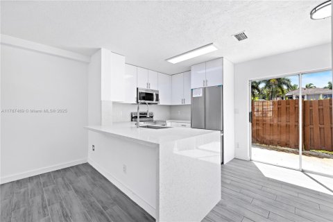 Condo in Cooper City, Florida, 2 bedrooms  № 1696823 - photo 12