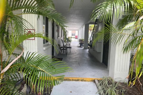 Condo in Saint Petersburg, Florida, 1 bedroom № 2230574 - photo 2