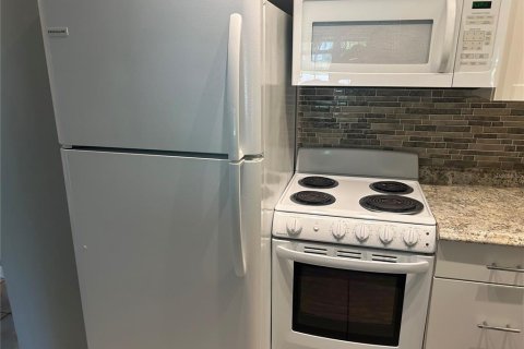 Condo in Saint Petersburg, Florida, 1 bedroom № 2230574 - photo 10