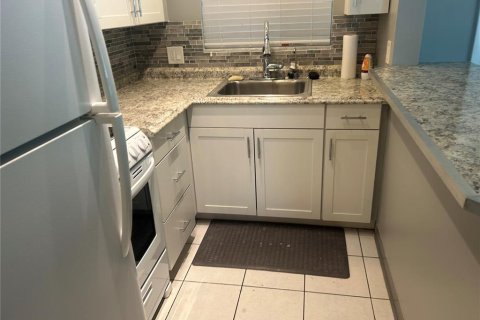 Condo in Saint Petersburg, Florida, 1 bedroom № 2230574 - photo 11