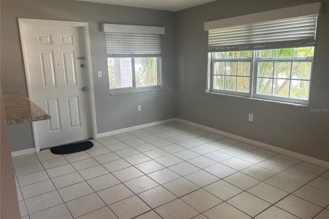 Condo in Saint Petersburg, Florida, 1 bedroom № 2230574 - photo 7