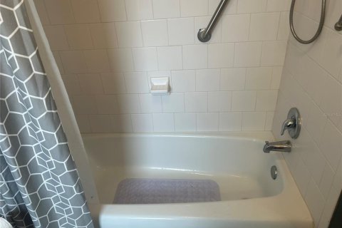Condo in Saint Petersburg, Florida, 1 bedroom № 2230574 - photo 17