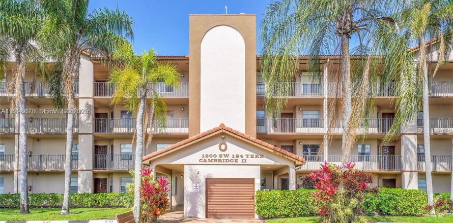 Condominio en Pembroke Pines, Florida, 2 dormitorios № 1987244