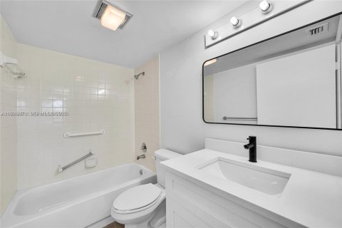 Condominio en alquiler en Pembroke Pines, Florida, 2 dormitorios, 102.19 m2 № 1987244 - foto 17