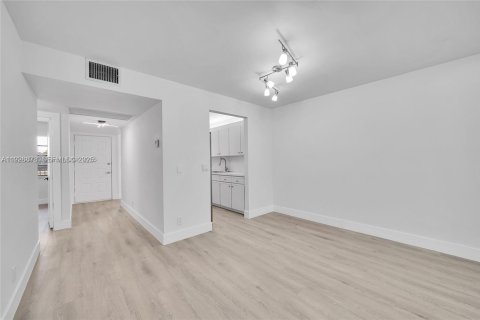 Condominio en alquiler en Pembroke Pines, Florida, 2 dormitorios, 102.19 m2 № 1987244 - foto 11