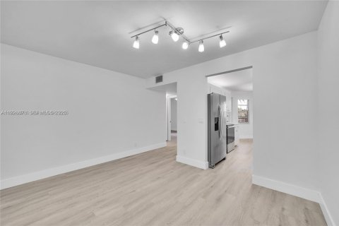 Condominio en alquiler en Pembroke Pines, Florida, 2 dormitorios, 102.19 m2 № 1987244 - foto 9