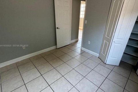 Condominio en alquiler en Miami, Florida, 2 dormitorios, 65.77 m2 № 1993944 - foto 3