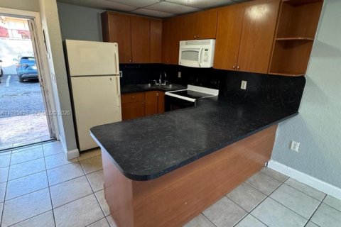 Condominio en alquiler en Miami, Florida, 2 dormitorios, 65.77 m2 № 1993944 - foto 12