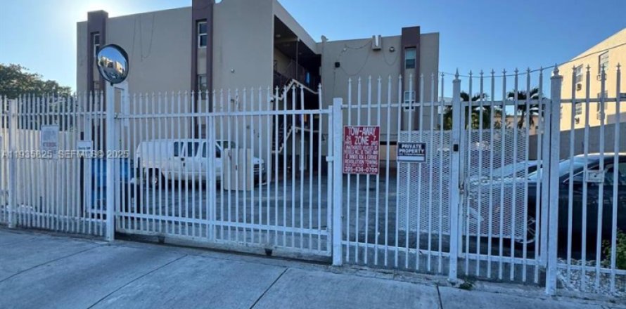 Condominio en Miami, Florida, 2 dormitorios  № 1993944