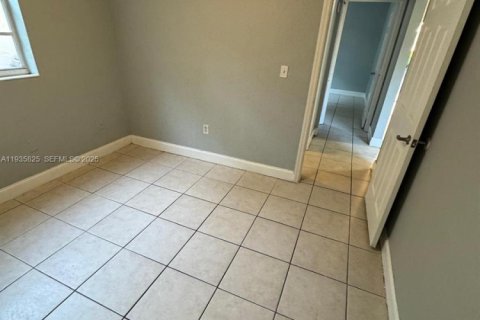 Condominio en alquiler en Miami, Florida, 2 dormitorios, 65.77 m2 № 1993944 - foto 6