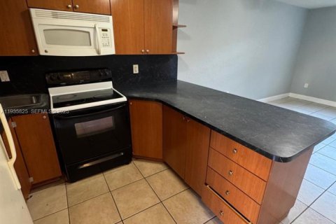 Condominio en alquiler en Miami, Florida, 2 dormitorios, 65.77 m2 № 1993944 - foto 14