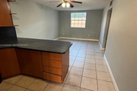 Condominio en alquiler en Miami, Florida, 2 dormitorios, 65.77 m2 № 1993944 - foto 15