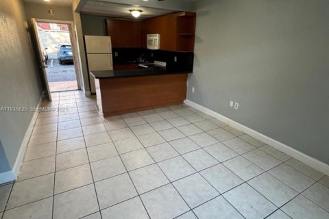 Condominio en alquiler en Miami, Florida, 2 dormitorios, 65.77 m2 № 1993944 - foto 11