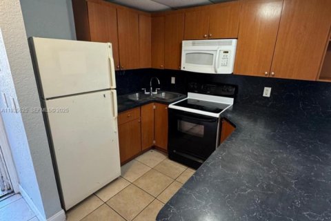 Condominio en alquiler en Miami, Florida, 2 dormitorios, 65.77 m2 № 1993944 - foto 13