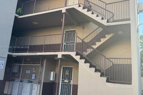 Condominio en alquiler en Miami, Florida, 2 dormitorios, 65.77 m2 № 1993944 - foto 2