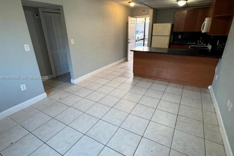 Condominio en alquiler en Miami, Florida, 2 dormitorios, 65.77 m2 № 1993944 - foto 9