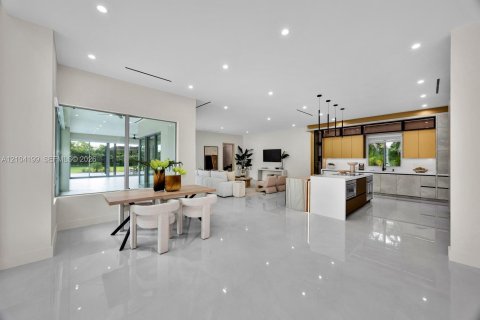 House in Miami, Florida 6 bedrooms, 600.33 sq.m. № 2426542 - photo 11