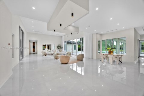 House in Miami, Florida 6 bedrooms, 600.33 sq.m. № 2426542 - photo 9