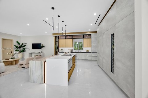 House in Miami, Florida 6 bedrooms, 600.33 sq.m. № 2426542 - photo 13