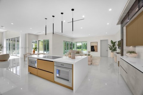 House in Miami, Florida 6 bedrooms, 600.33 sq.m. № 2426542 - photo 14