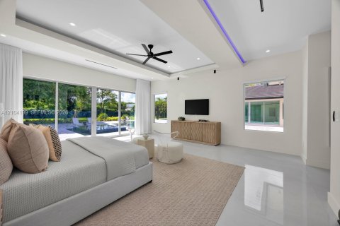 House in Miami, Florida 6 bedrooms, 600.33 sq.m. № 2426542 - photo 25