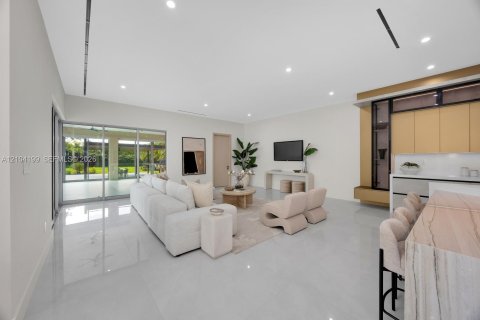 House in Miami, Florida 6 bedrooms, 600.33 sq.m. № 2426542 - photo 15
